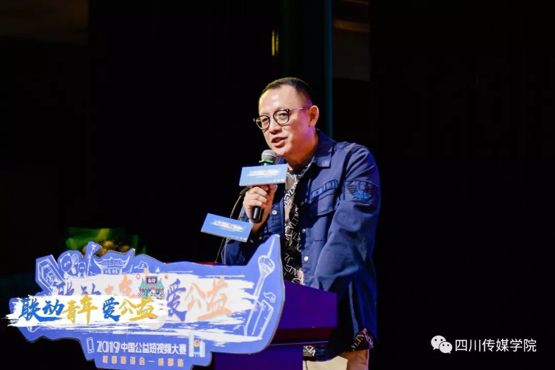 洪涛老师首次回应微博热搜大赞川传校友任洋是湖南台的宝藏男孩