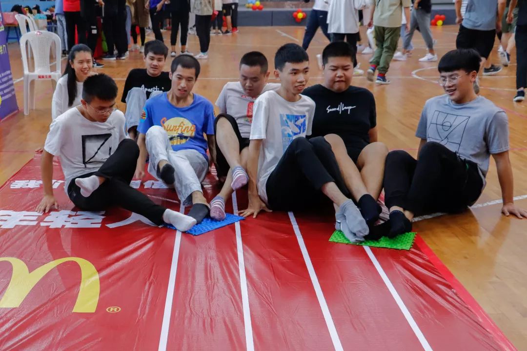 提供两张指压板,团队中10位成员需脱鞋一起站到指压板上,并且通过团队