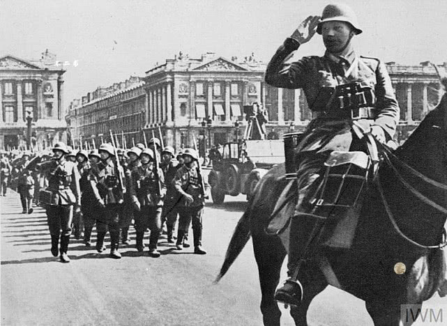 德军攻占法国在巴黎举行胜利阅兵镜头下写满了嚣张和疯狂