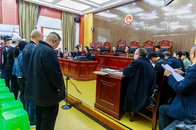 10月16日,咸丰县人民法院公开开庭审理被告人张松林,唐华,王刚,任东