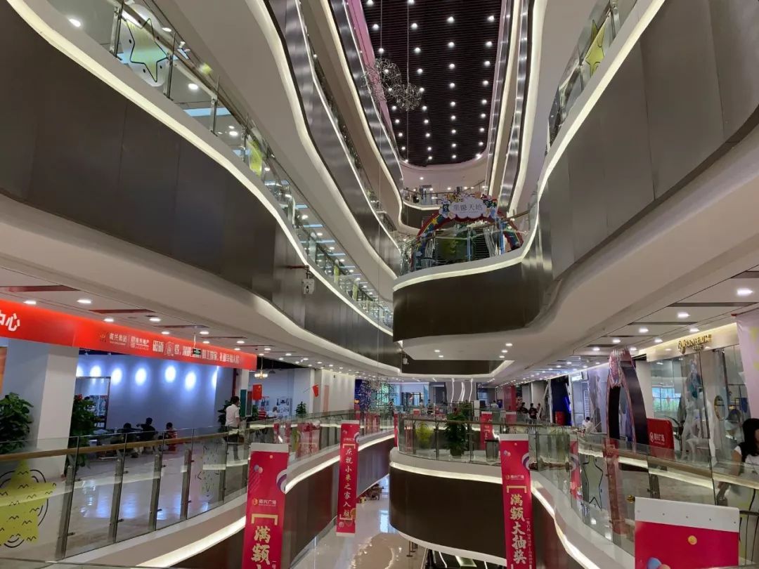 广场简介这个周末,来到南兴广场打卡哦看完了主播和粉丝们的互动,是不