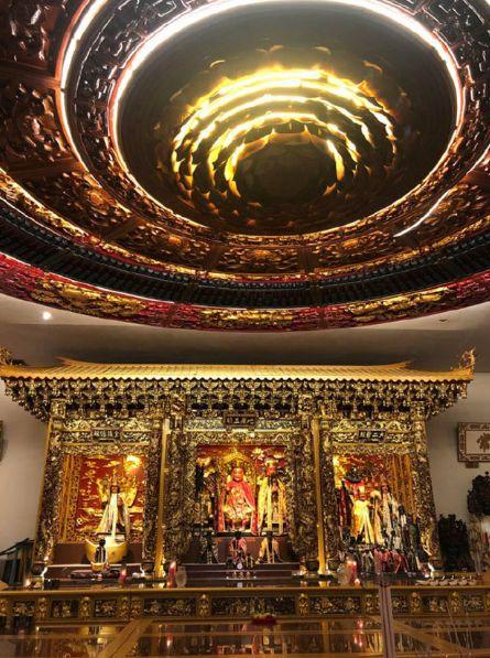 泰国佛统府的wat samphran寺,▼挂满毛绒玩具的屋子,显得颇为怪诞.