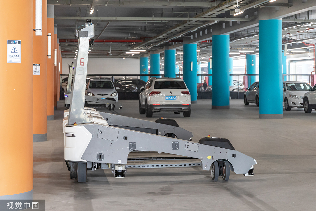2019年10月19日,北京,大兴国际机场推出机器人停车场,实现停车无人化.