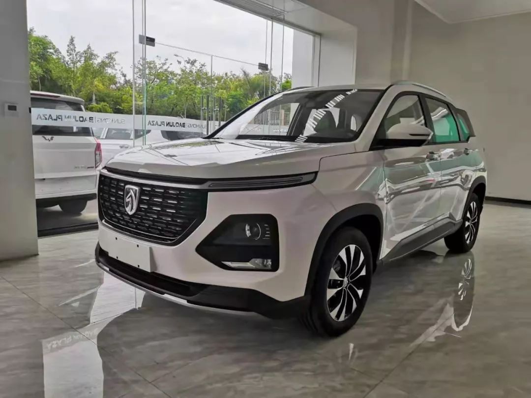 这一次宝骏推出了新改款的宝骏530,作为一款紧凑型suv,这款车和现款又