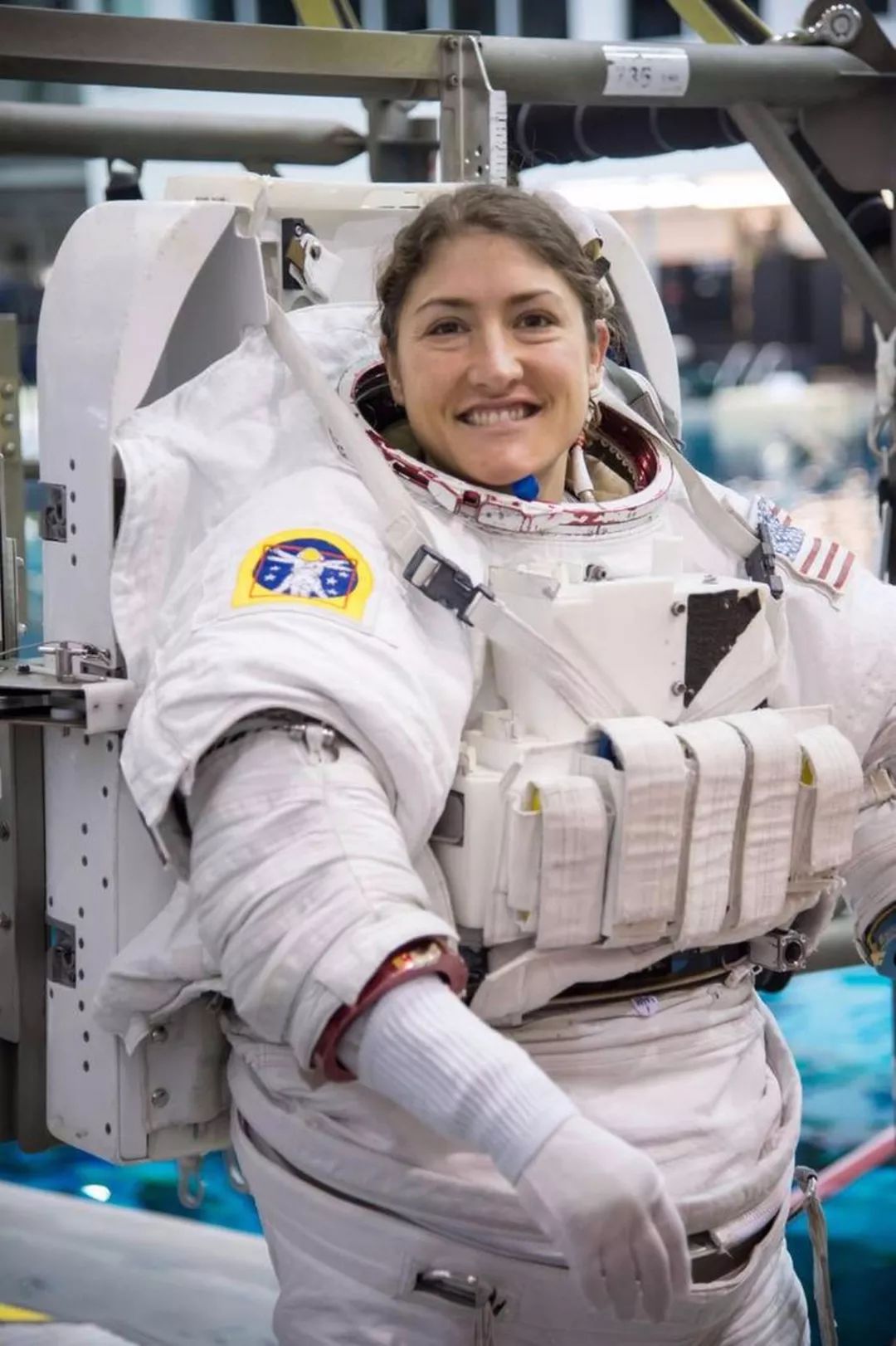 历史性突破,原本定在今年3月29日就会实现,却被短缺的宇航服拖了后腿