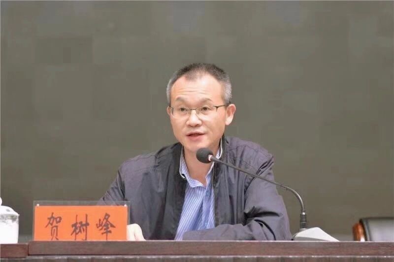 10月16日的全区干部职工大会由区党工委副书记,管委会主任肖定安主持