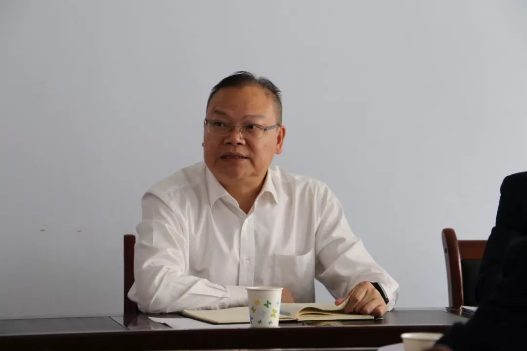 县人民医院党委书记,院长史克祥,纪委书记熊春林以及发展部负责人一行