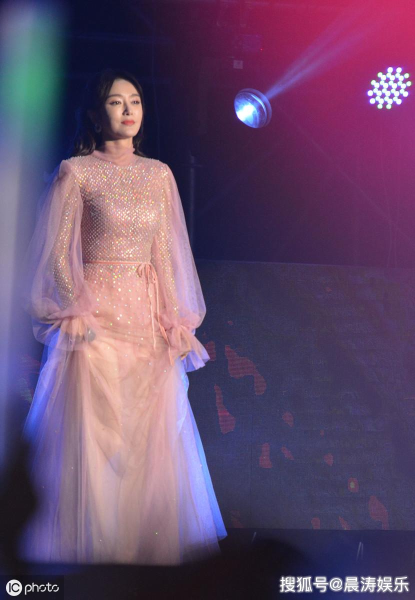 秦岚安徽阜阳参加房地产商拼盘演唱会粉色泡泡袖长裙温柔似水
