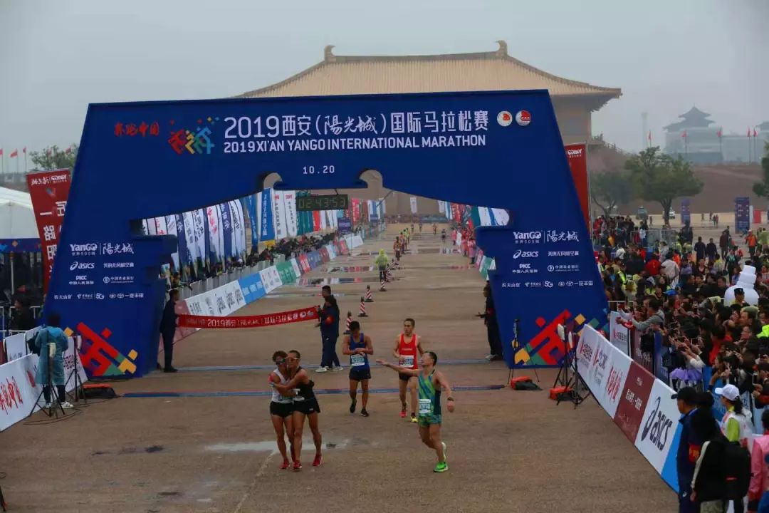 用双脚丈量古都2019西安国际马拉松赛在雨中鸣枪开跑