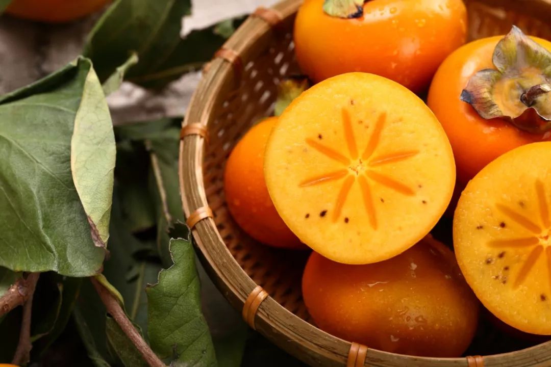 在时令水果中,多吃可以让人感觉嗓子舒服的,除了梨,就要数柿子了