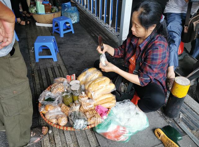 自驾游广西东兴没想到口岸有众多越南小贩卖东西游客问城管呢
