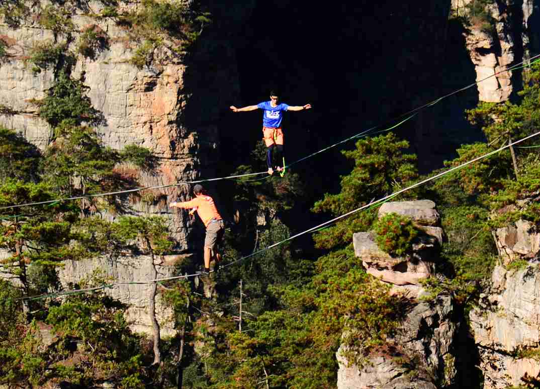 张家界黄石寨第二届高空扁带赛落幕法国24岁选手夺冠