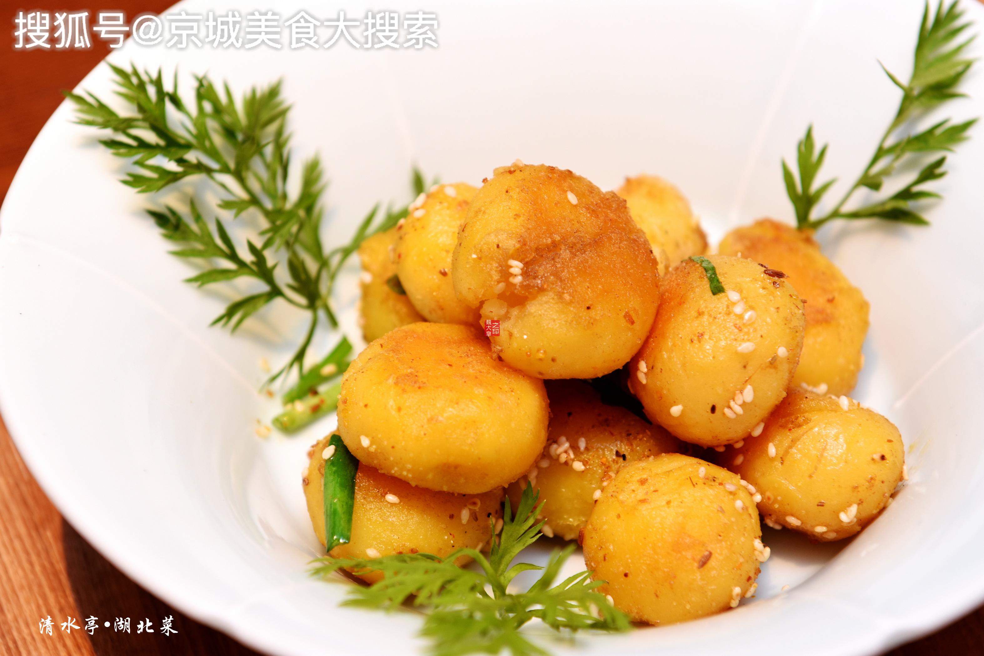 恩施炕土豆仔被评为国家地理标志产品的恩施土豆,只有乒乓球大小,皮薄