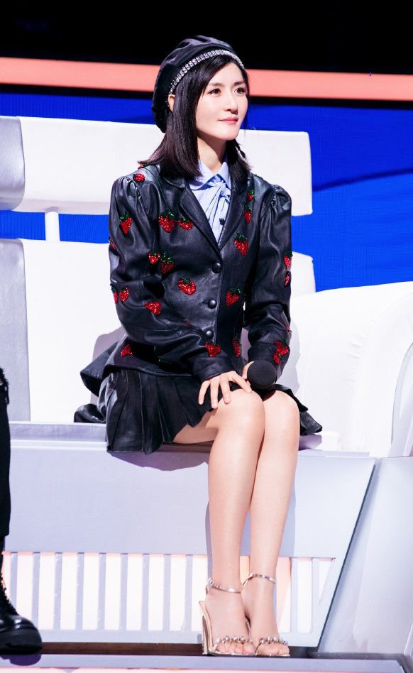 谢娜活动新造型曝光贝雷帽配百褶短裙活泼俏皮38岁美回了18岁