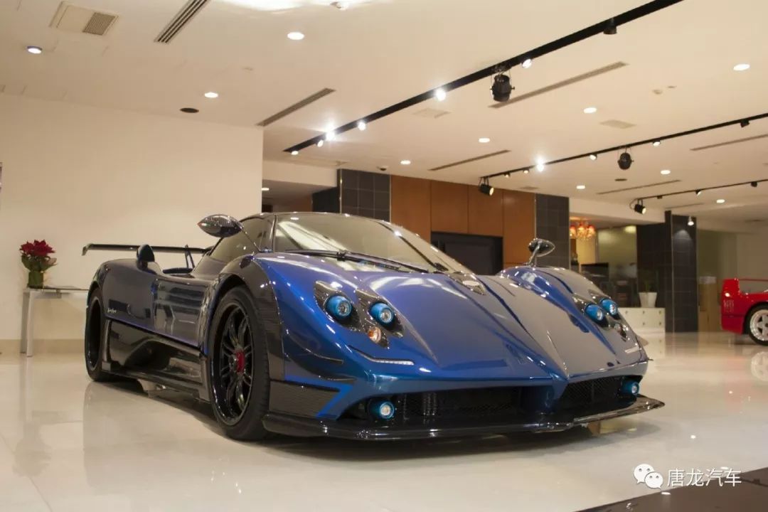 一位帕加尼收藏家想为自己的车库添辆车,于是帕加尼就给他定制了这辆