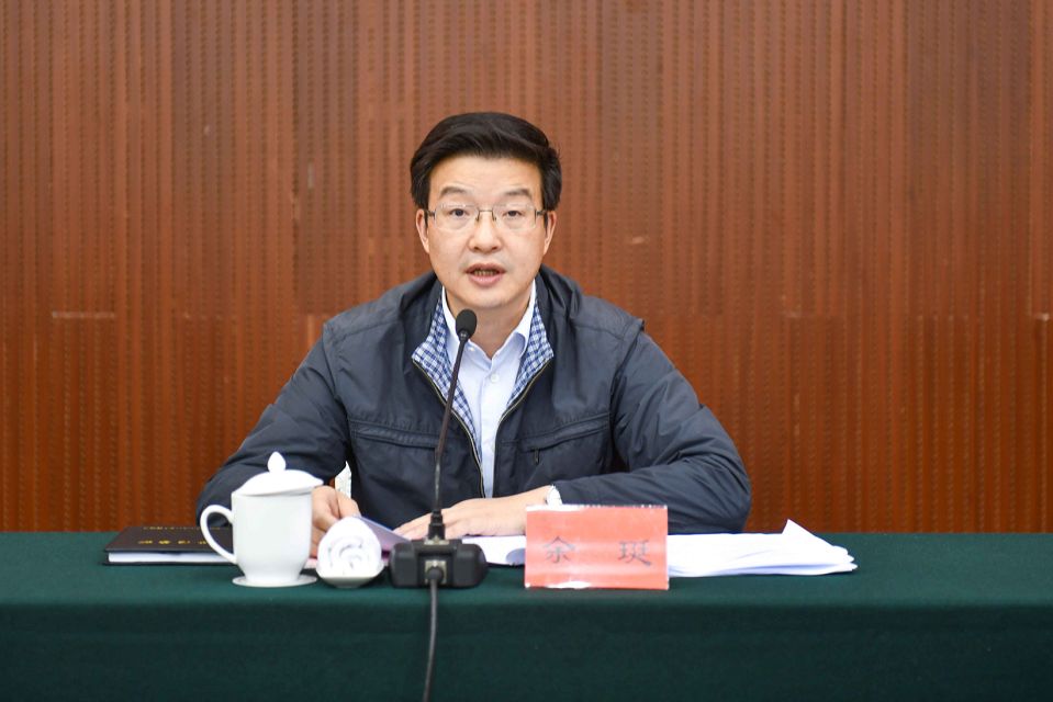 副市长余珽出席了昨天下午的闭幕会并宣布扬州市第十三届运动会闭幕.