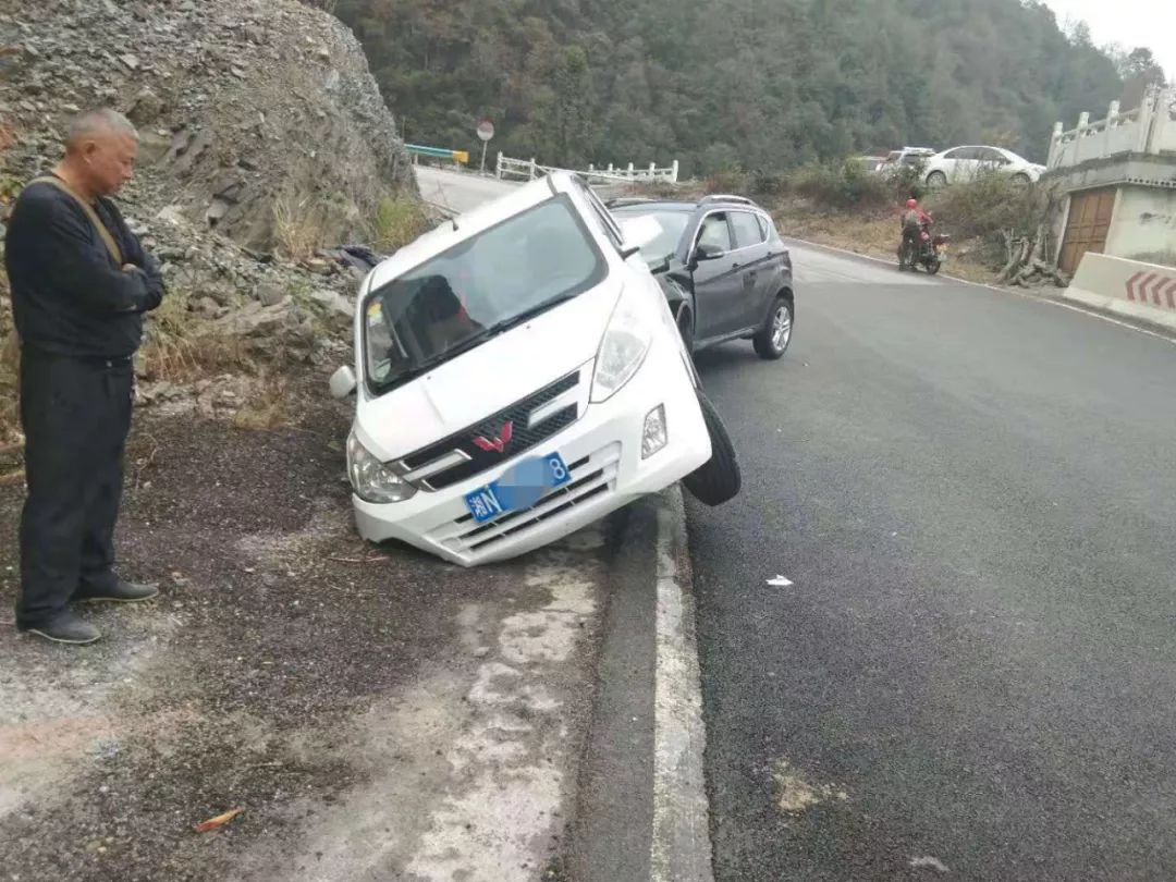 剑河交警提醒,近日全县雨量增多,请驾驶员朋友在山区公路行驶时,遇到