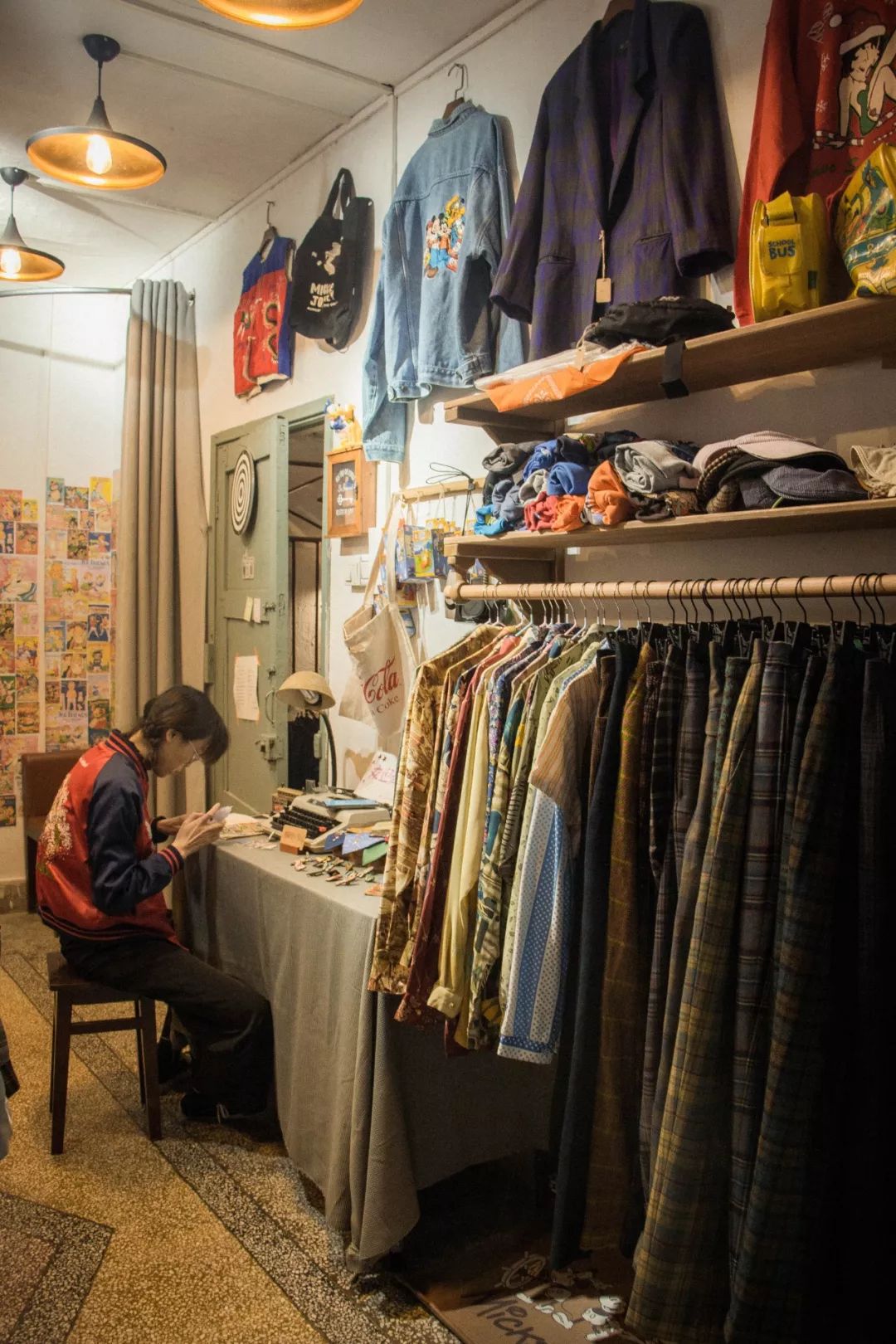 家古着店里,大多服饰来自70,80年代它们或许载着来自全世界的故事想讲