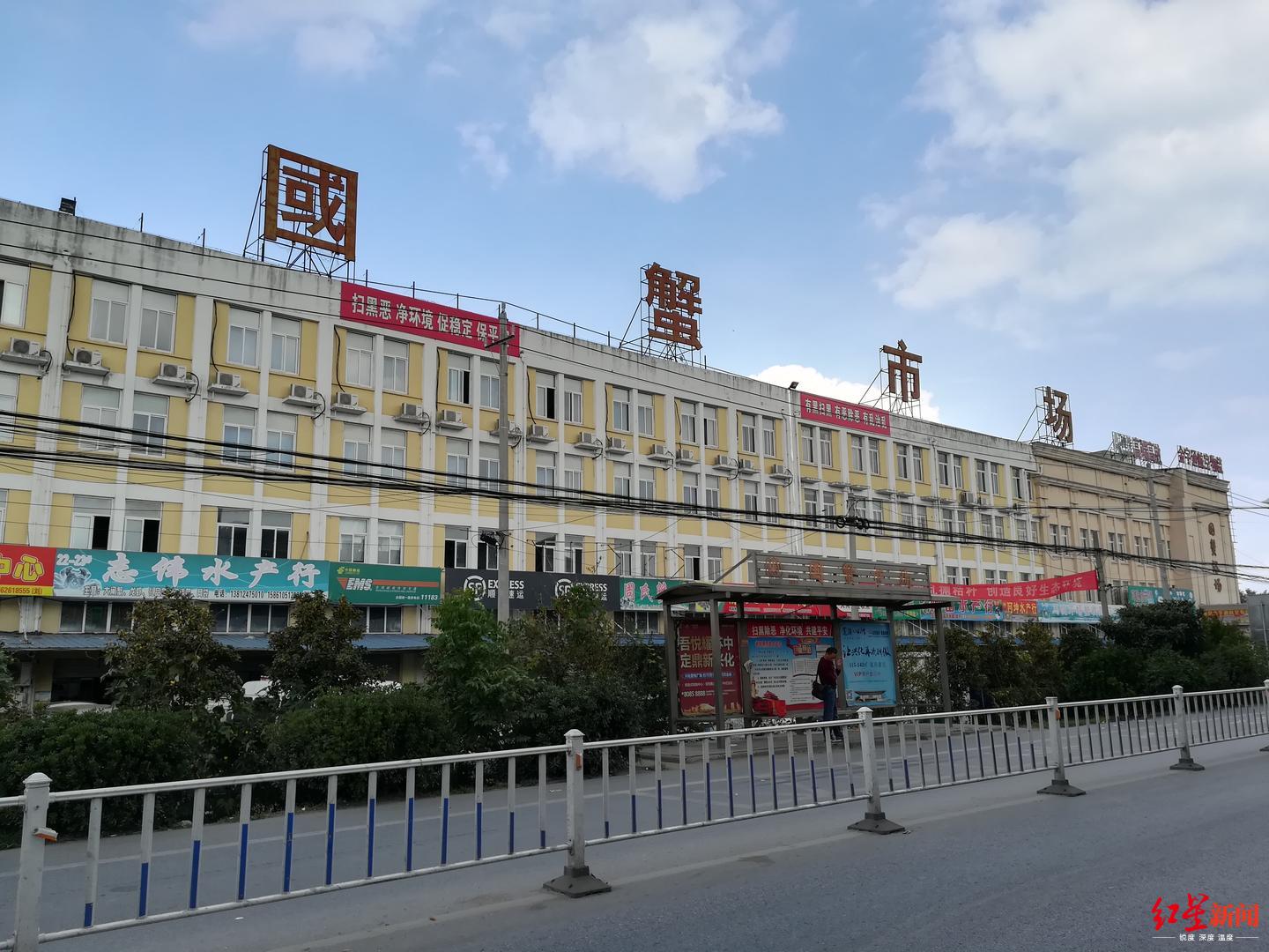 江苏兴化市安丰镇的国蟹市场素有"中国河蟹第一市"之称,对全国螃蟹