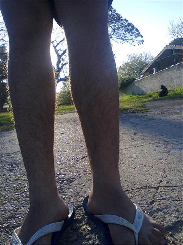 直击国外女性的晒腿毛运动满屏都是美女毛茸茸的小腿