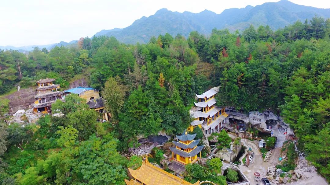 慈恩寺位于浙江天台县城西南石坦村黑洞,属始丰街道,寺背倚横枭山,云
