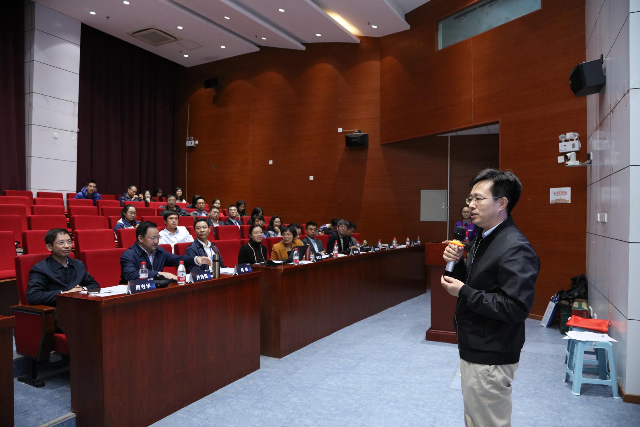 南京财经大学副院长贺建刚教授代表明年年会的承办单位致辞,欢迎大家