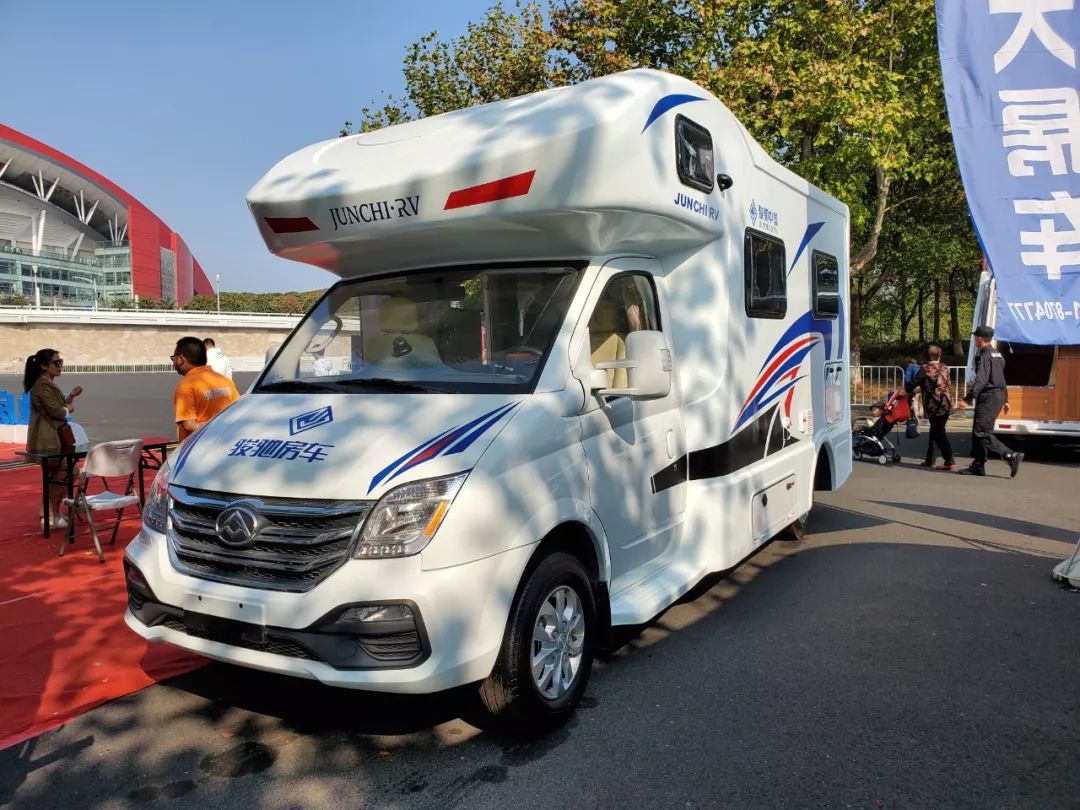 时尚大气的外观 纯实木中国风的内饰 这辆骏驰房车让人眼前一亮