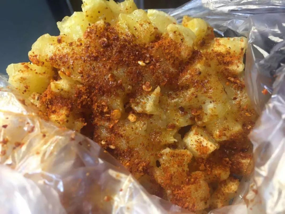 摄影:何亚楠洋芋耙算是比较常见的一种吃法,就是把洋芋直接捣成泥压成