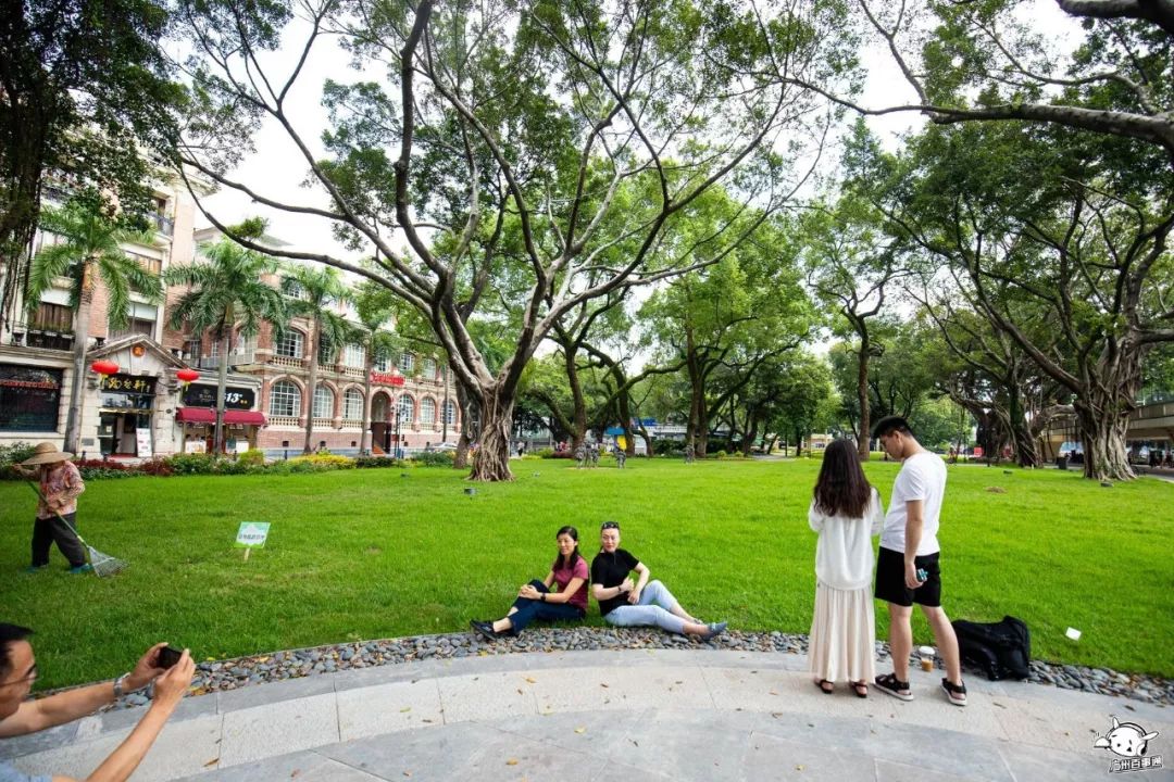 变 美 了-露德圣母堂有一个尖塔,正面也是上中下三段式,现在建堂经过