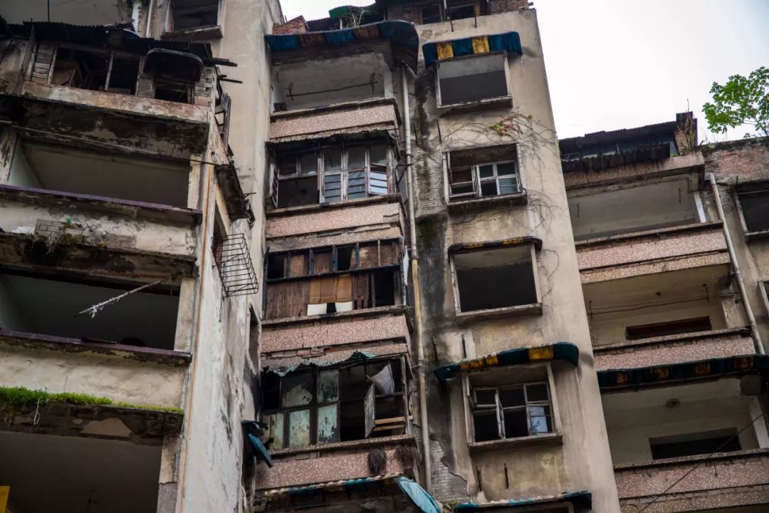 藏在观音桥富人区里的贫民窟是另一个重庆