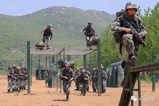 王克勤排的战旗来了