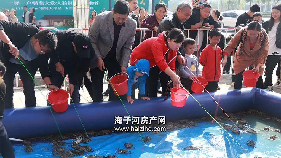 蟹钳乱舞"分量十足"的螃蟹躺在专用的"泳池"里钓螃蟹大赛如火如荼地