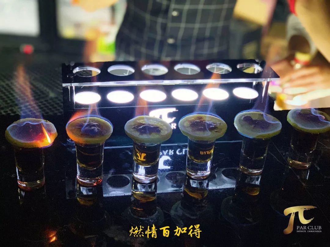 燃情百加得/这是一款典型以女性为对象的鸡尾酒,泛起的淡淡粉红色