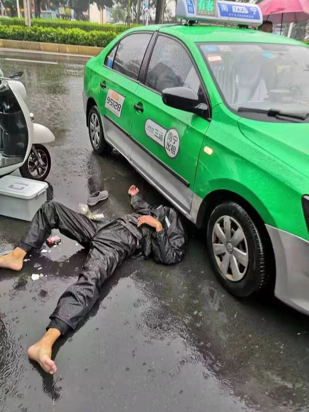 南宁市大学东路这个地方车祸频发,竟是朱槿花长太高?