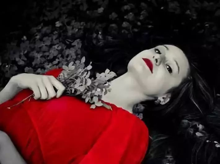 跳一支舞 鬼新娘之绣球 深夜之中 她和管家在寻找如意郎君 红盖头下的