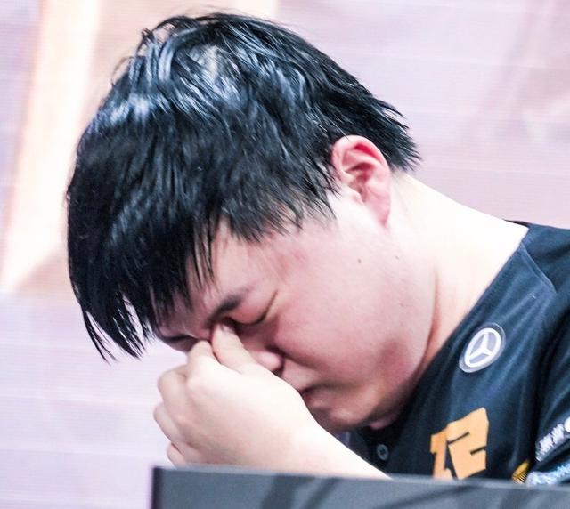 原创击败心魔uzi,欧成完美表现送rng回家,赛后激动落泪