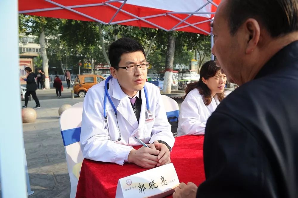 咦今天新乡市牧野区这么热闹这三家医院40个专业100名医疗大咖把诊室