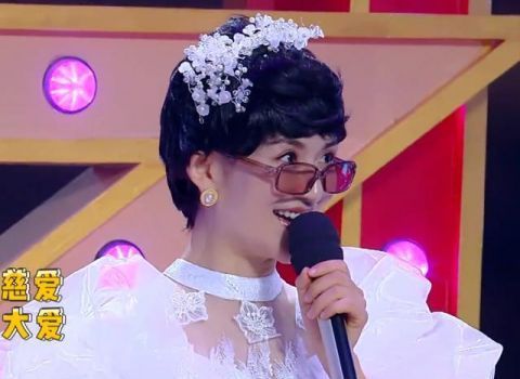 谢娜模仿李谷一 演唱完后做出的举岽 看出她真实素质_观众