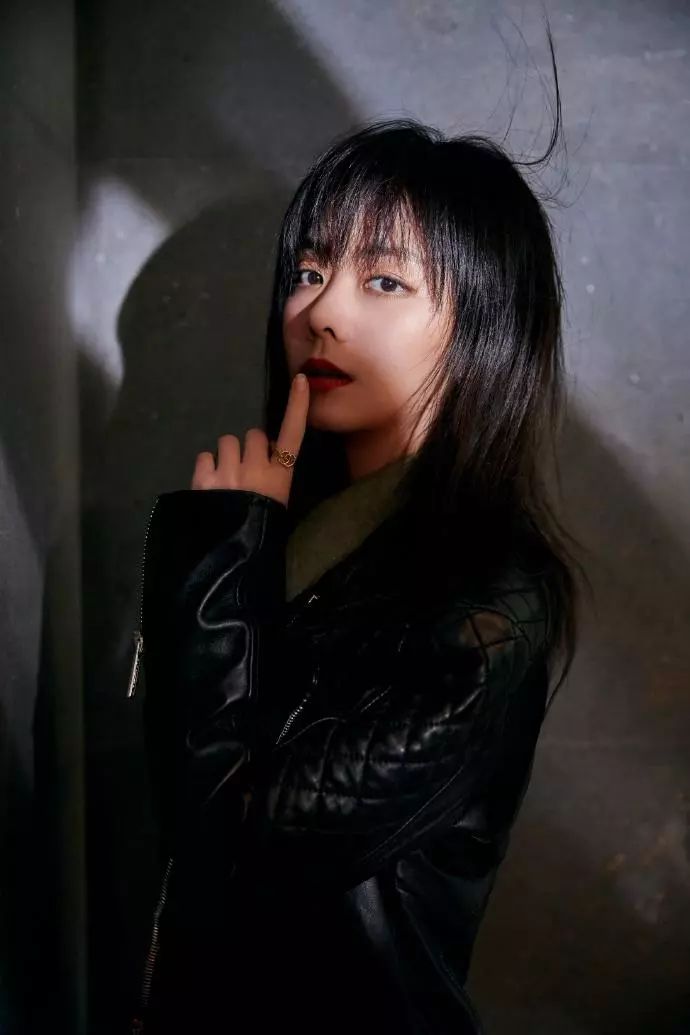 娃娃脸谭松韵,皮衣配包臀皮裙,中性风也盖不住她的好身材