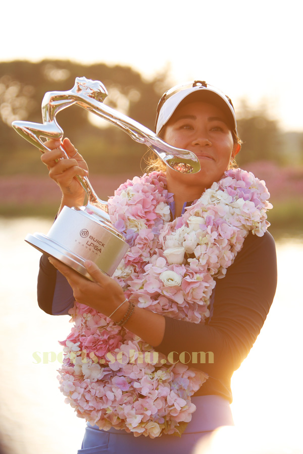 组图:别克lpga赛颁奖仪式 丹妮尔姜再捧女神杯