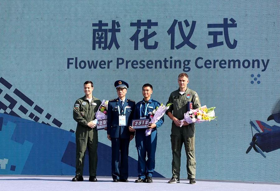 昨天上午在武汉阳逻举行的军运会空军五项飞行比赛项目中,中国运动员