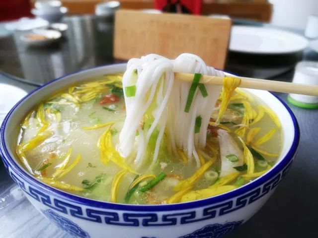 这家蒙自过桥米线店又添全国"非遗文化"荣誉~_菊花