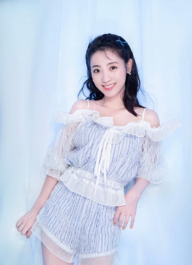 邢菲节目造型曝光小清新蓝色大走少女风却意外被长腿吸睛