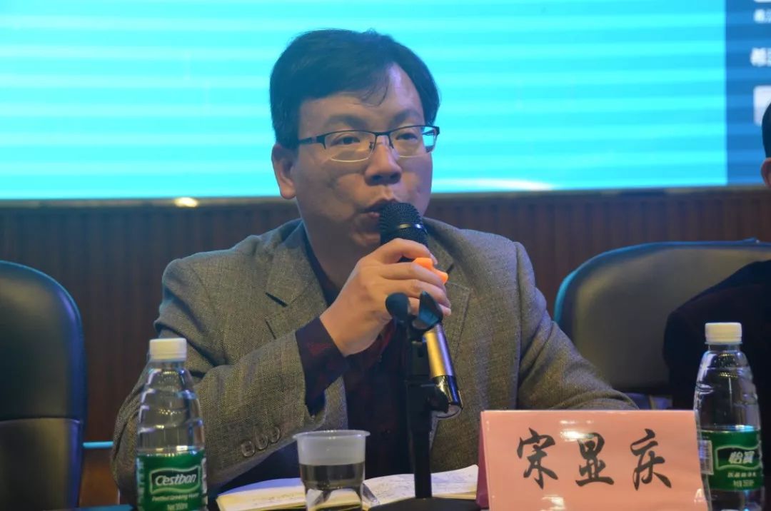 第一堂课例展示是由芦溪镇第二中心学校钟志伟老师执教的《认识周长》