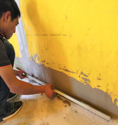 对吊顶螺丝进行防锈处理,接缝及线槽处用嵌缝石膏补平并贴防