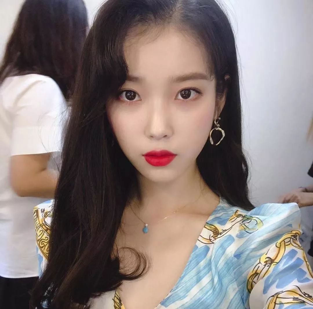 iu初次染蓝发却也是意料之中的美,但我更爱她的黑发是什么回事?