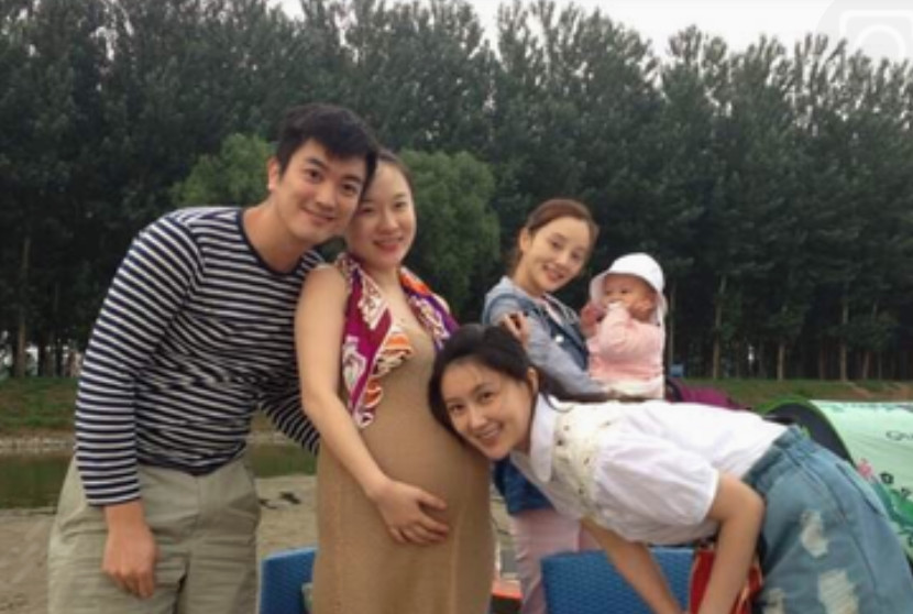 2012年霍思燕怀孕时,常常跟甘薇混在一起,当然还有姐妹团成员李小璐