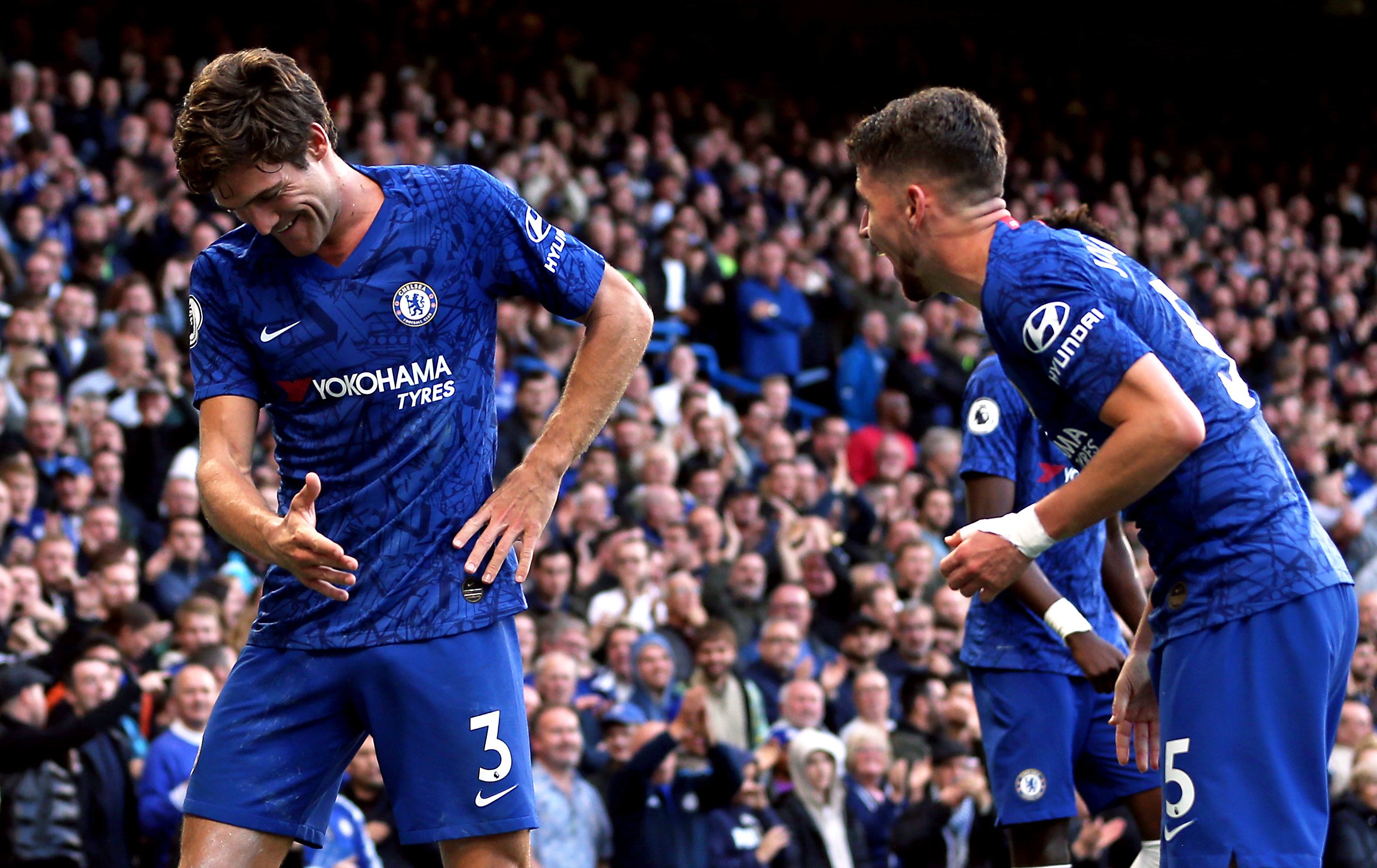 高清图:切尔西众将疯狂庆祝 亚伯拉罕熊抱阿隆索