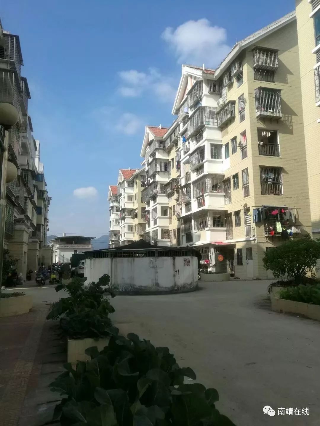 荆南小区楼梯高层 125平毛胚77柴火间19平 售3980每平出售