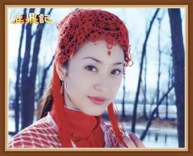 饰演素心的陈法蓉,也出演过金庸剧,在2000年的《小宝与康熙》中扮演龙